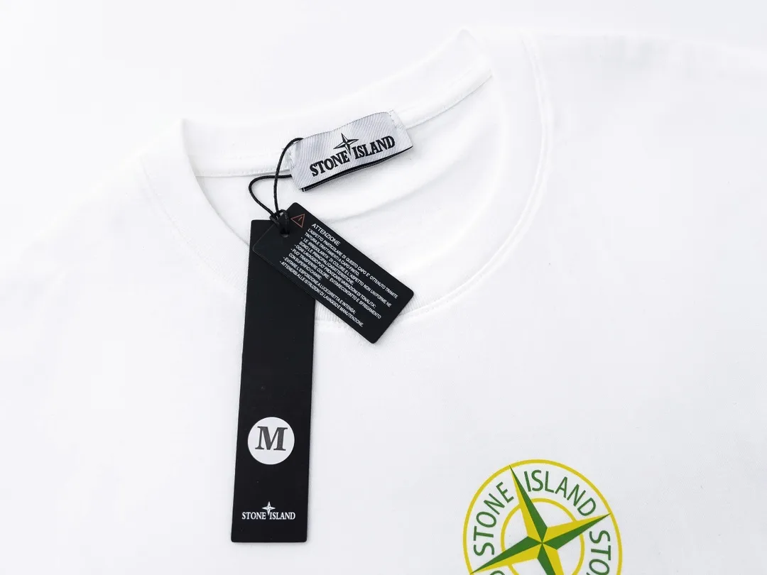 W622#P110 [Stone lsland/Stone Island summer new short-sleeved T-shirt with small compass print on the chest] ⚠️[Original creation with high control of details] - Made of 260 grams of combed cotton with 32-count double yarn, soft and comfortable to the touch, sweat-absorbent and breathable. - Simple, basic and versatile style, original quality, the first choice for couples. - Made in a large factory, four needles and five threads on the shoulder, neat alignment, high quality workmanship. - Same style for men and women, very versatile One piece by hand, the details are clearly visible. Color: Black White Size: M L